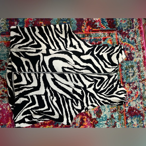 Two piece matching set can be worn multiple ways - Picture 4 of 6